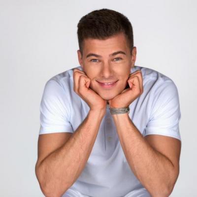 Чоловік у білій сорочці-поло на звичайному фоні